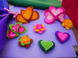 Elija tamaños y colores, son broches de fieltro con corazón